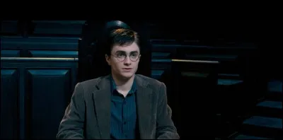 Qui accompagne Harry au ministère de la Magie pour son procès ?