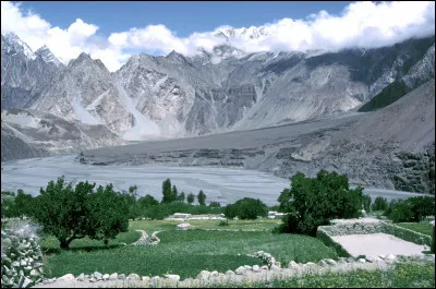 L'une des deux propositions est une cha&icirc;ne de montagnes du nord du Pakistan. Cochez-la.
