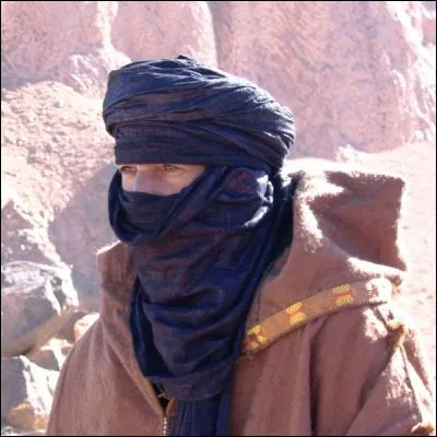 Comment s'appelle le voile traditionnel des Touaregs ?