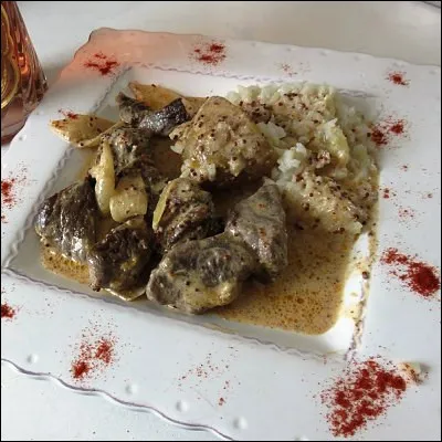 Quelle recette de buf comprend une sauce à la crème, de la moutarde, du paprika et des champignons ?