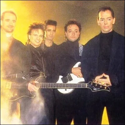 Quel groupe français a connu le succès en 1985 avec "Plus près des étoiles" ?