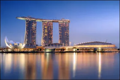 Le Maryna Bay Sands de Singapour possède aussi une particularité impressionnante. Quelle est cette particularité ?