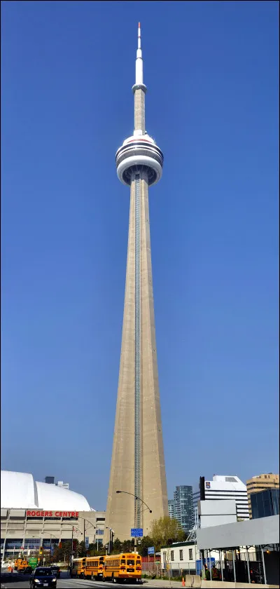Au Canada, la C.N. Tower propose de se promener à son sommet. À quelle hauteur culmine-t-elle ?