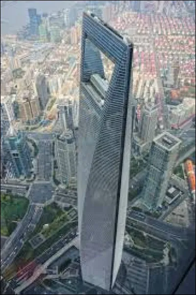 Une tour est en forme de décapsuleur géant de 494 mètres. Quelle est cette tour ?