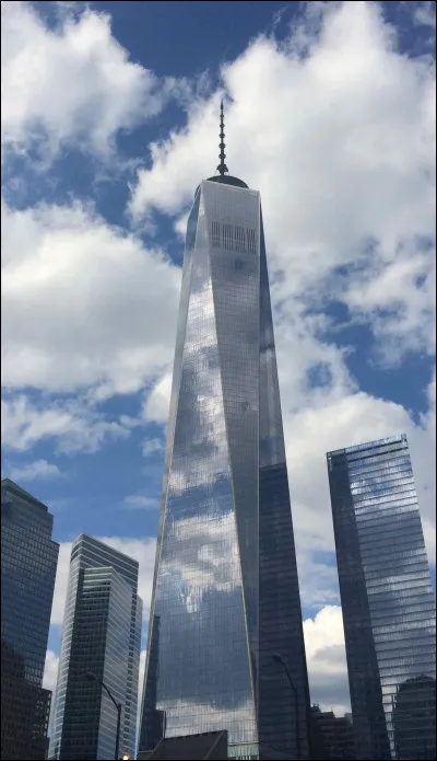 Après l'effondrement du World Trade Center, le 11 septembre 2001 à N.Y. Les États-Unis ont construit un nouveau Tower. Combien mesure-t-elle ?