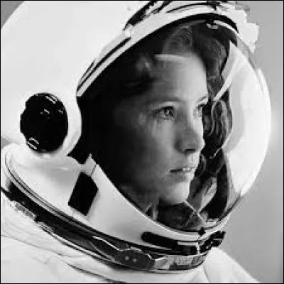 Cette astronaute américaine a été la première maman à s'envoler, en novembre 1984, pour une mission de sept jours à bord de la navette Discovery. De qui s'agit-il ?
