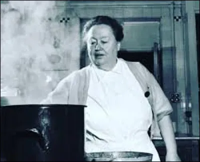 Elle fut la première femme, avec Marie Bourgeois, à obtenir 3 étoiles au Michelin. De qui s'agit-il ?