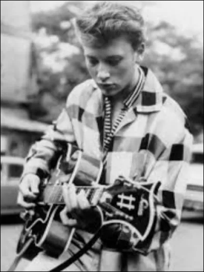 ''Je me sens si seul'', adaptation de ''Heartbreak Hotel'' est le premier enregistrement de Johnny Hallyday. Quel chanteur a donné le même titre à une chanson de son album ''L'Heure d'été'' où figure également ''Toi mon amour'' ?