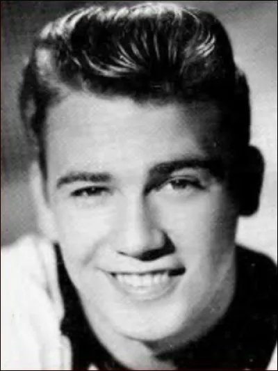 ''I'll Sail my Ship Alone'' chantait Jerry Lee Lewis. Quelle course au large ne se fait PAS en solitaire ?