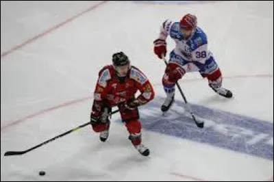 En quelle matière est fabriqué le palet utilisé au hockey sur glace ?