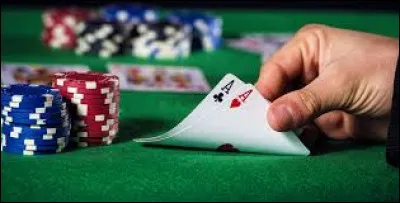 Au poker, comment s'appelle la combinaison de 3 cartes de même hauteur (3 dames par exemple) ?