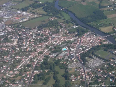 Petite ville de 2 700 habitants du département de la Dordogne, arrosée par l'Isle :