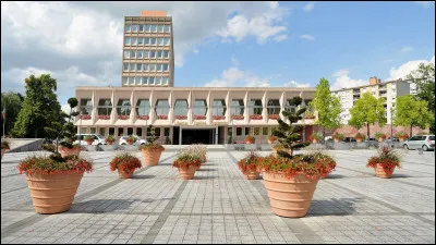 Ville de 30 000 habitants traversée par la Sambre, située dans dans le Hainaut, dans le sud-est du département du Nord :