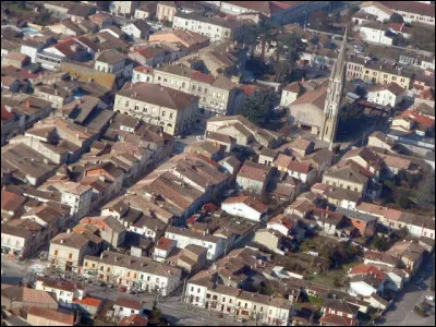 Petite ville de 3 200 habitants du département du Lot-et-Garonne, ancienne bastide fondée autour de 1280 :