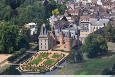 Petite ville de 4 200 habitants du département de l'Eure-et-Loir, située au confluent de l'Eure et de la Voise, connue pour son château :