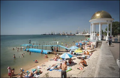 Sur quelle mer donnent les villes d'Ieisk, Berdiansk et Marioupol ?