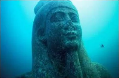 Quelle mer était appelée par les Égyptiens antiques "mer verte", et par les Romains "Mare Nostrum" ?