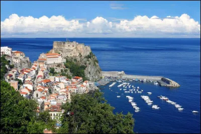 Quelle mer intérieure de la Méditerranée, forme un triangle limité à l'ouest par la Corse et la Sardaigne, à l'est par la péninsule italienne et au sud par la Sicile ?