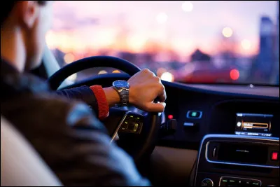 La plaque d'immatriculation se trouve &agrave; l'avant et &agrave; l'arri&egrave;re d'une voiture.