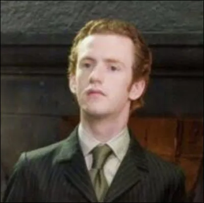 Quel est le nom que Percy hurle lors de la bataille de Poudlard ?