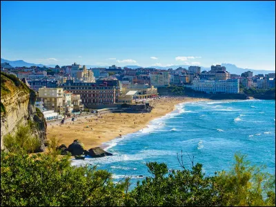 À côté de quelle ville de 40 000 habitants se trouve la très jolie ville balnéaire de Biarritz ?