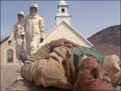 Quel est ce film qui relate la propagation d'un virus extraterrestre après le crash d'un satellite ?