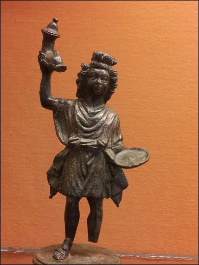 Génies domestiques chargés de protéger chaque maison et chaque famille. Qui sont-ils ?