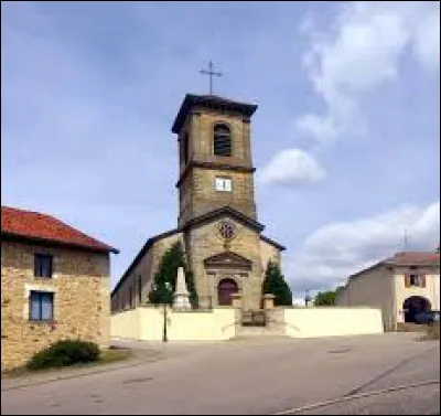 Nous sommes dans le Grand-Est, devant l'église Saint-Rémi de Saint-Remimont. Village de l'arrondissement de Neufchâteau, bâti à flanc de coteau, il se situe dans le département ...