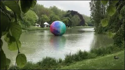 Maths : Quelle est la formule pour calculer l'aire d'une sphère ?