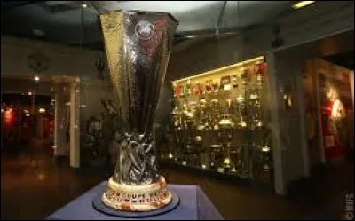 Anglais et géographie : Dans quelle ville se situe le stade de football "Old Trafford" ?