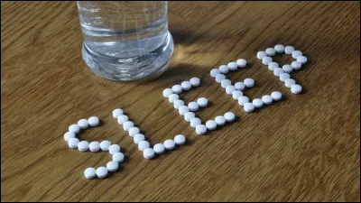 La vielle dame a beaucoup insisté. Tu en prends un et tu remarques que ce sont des... somnifères. Que fais-tu ?