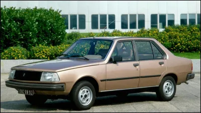 Cette berline française avait pour slogan publicitaire "[nom du modèle en illustration] : une exigence internationale", ce qui en dit long sur ses ambitions. Comment s'appelle-t-elle ?