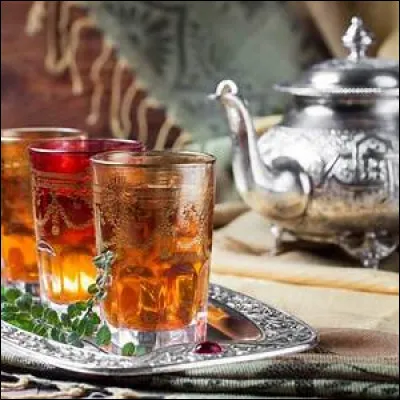 Accompagnée d'un guide, j'ai pu observer la nuit très étoilée dans le ciel du désert d'Agafay : pour ne pas attraper froid, les habitants qui m'avaient accueillie me proposaient une sorte de thé avec la menthe marocaine...