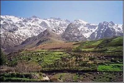 Le Maroc est surprenant de diversité et j'ai pu me balader dans les montagnes de l'Atlas pendant une journée, découvrant de petits villages et la vie quotidienne de leurs habitants et saluant de petits enfants se rendant à l'école. Quel jour n'était-il donc pas quand j'y suis allée ?