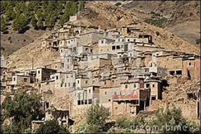 Les enfants sont de petits malins. Pour des courses comme les rallyes des gazelles qui permettent à beaucoup d'étrangers de passer par leurs villages, ils ôtent les signes destinés à les orienter et font payer les voyageurs pour connaître le chemin à suivre... Qui désigne-t-on par le mot "gazelle" au Maroc ?