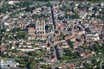 Ville de 13 000 habitants du département de l'Oise, connue pour sa cathédrale, l'un des premières grandes églises gothiques :