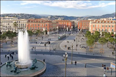 Grande ville bordée par la Méditerranée, capitale de la Côte d'Azur :