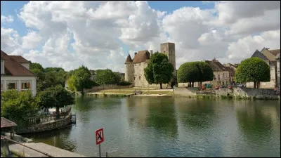 Ville de 13 000 habitants du département de la Seine-et-Marne, traversée par le Loing :