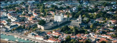 Petite ville de 4 600 habitants du département de la Vendée, située sur son île fermant la baie de Bourgneuf :