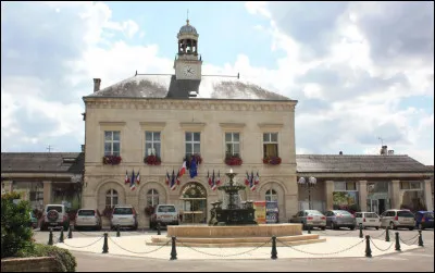 Petite ville de 3700 habitants du département de la Haute-Marne, bâtie sur un plateau rocheux, à 400 m d'altitude, dominant la vallée de la Traire, affluent de la Marne :