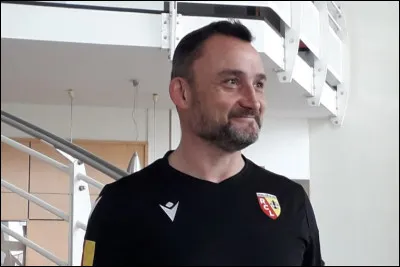 Le 25 février, l'entraîneur de la question précédente est remercié et c'est l'entraîneur de l'équipe réserve qui prend la place. Comment se nomme celui-ci ?