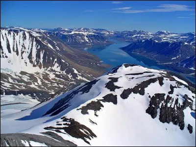 La Nouvelle-Zemble est un archipel de l'Arctique russe entre les mers de Barents et de Kara. À quelle fin les autorités soviétiques utilisèrent-elles principalement ces îles.