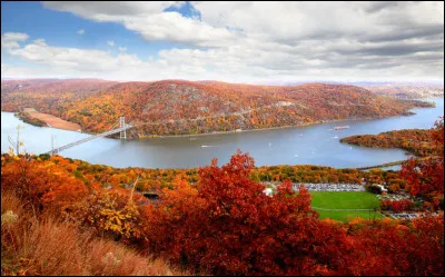 Lorsque les explorateurs français débarquèrent à l'embouchure du fleuve Hudson, comment nommèrent-ils leur établissement qui allait devenir New York ?