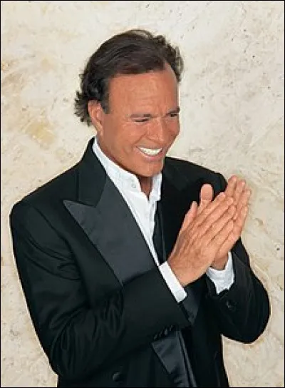1979 > Comment échapper aux roucoulades de Julio Iglesias cette année-là ? L'homme aux [combien ?] millions de disques nous susurre [quel titre ?], repris en 2013 par un artiste inattendu [qui ?].