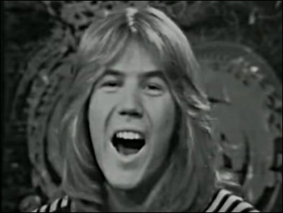 1972 > C'est encore un Patrick [lequel ?], tout en blondeurs et vocalises, qui nous susurre "...." . Il lancera aussi la carrière d'un autre chanteur, Daniel [son nom ?]