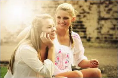 Les jeunes filles ont environ leurs règles...