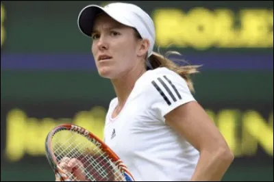 Cette joueuse de tennis belge, qui a remport&eacute; quatre fois Roland Garros entre 2003 et 2007 et a &eacute;t&eacute; m&eacute;daill&eacute;e d'or aux JO de 2004, c'est ... Henin.