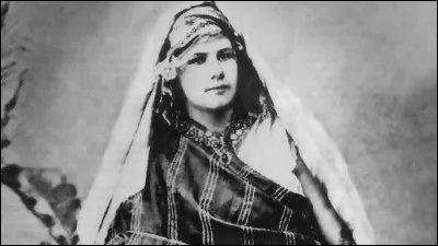 Quelle écrivaine suisse, auteure des "Heures de Tunis" a séjourné à Dar Abdelwaheb, dans la rue Abdelwaheb près de Souk el Asser ?