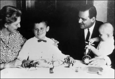 Quel ancien ministre français a enseigné l'économie à Tunis à l'Institut des études économiques à la rue Souk Ahras ?