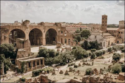 Je suis près de chez toi, j'ai une grande tour et beaucoup de touristes. Je suis :